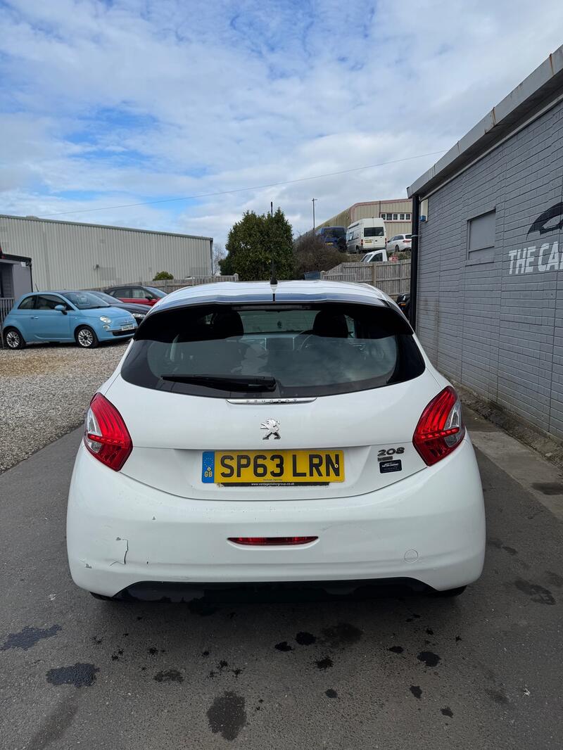PEUGEOT 208