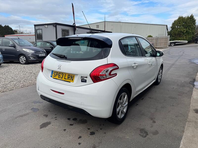 PEUGEOT 208
